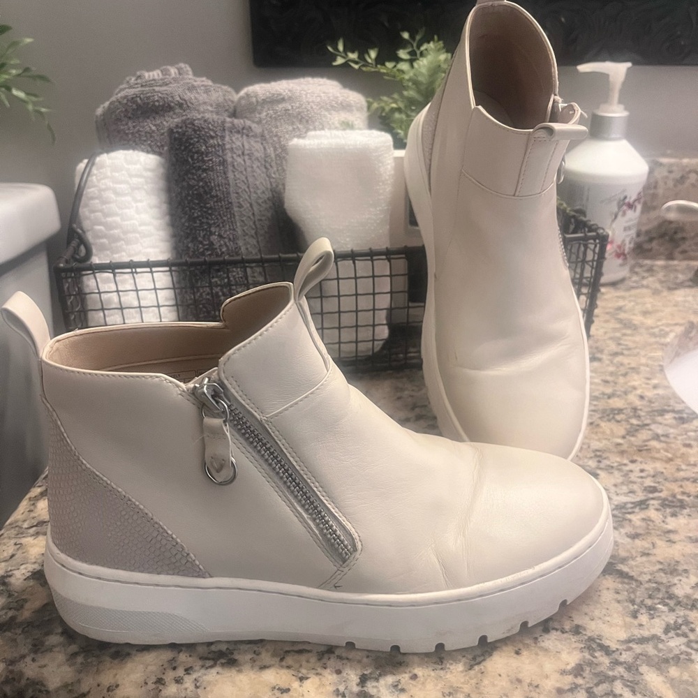 Stylish VIONIC Cream Ankle Booties with Zipper Size 7